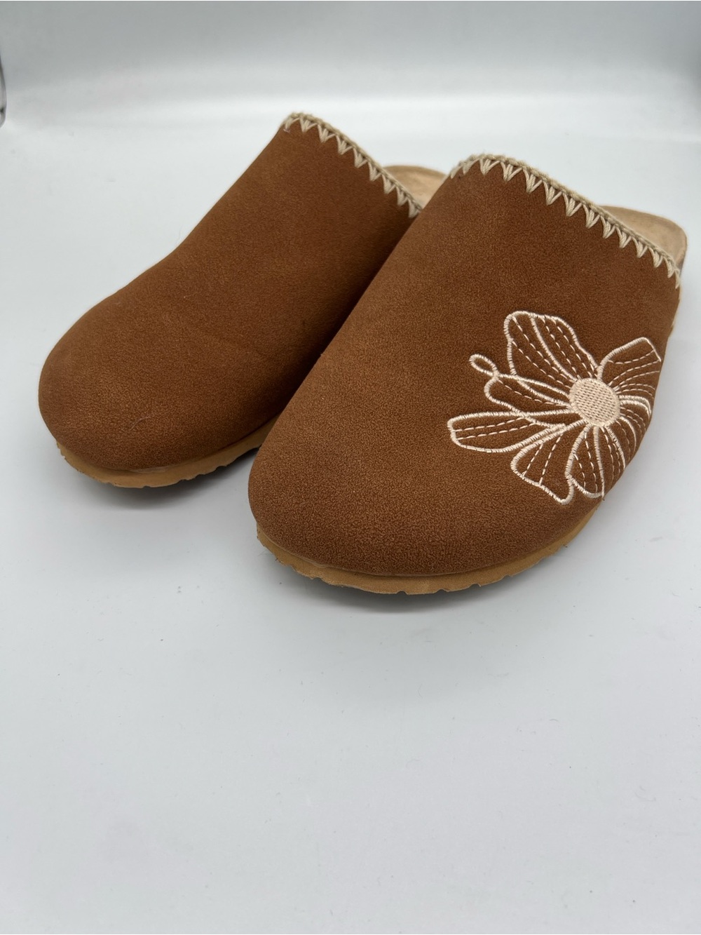 GC shoes “Jamie” embroidered clogs cognac
